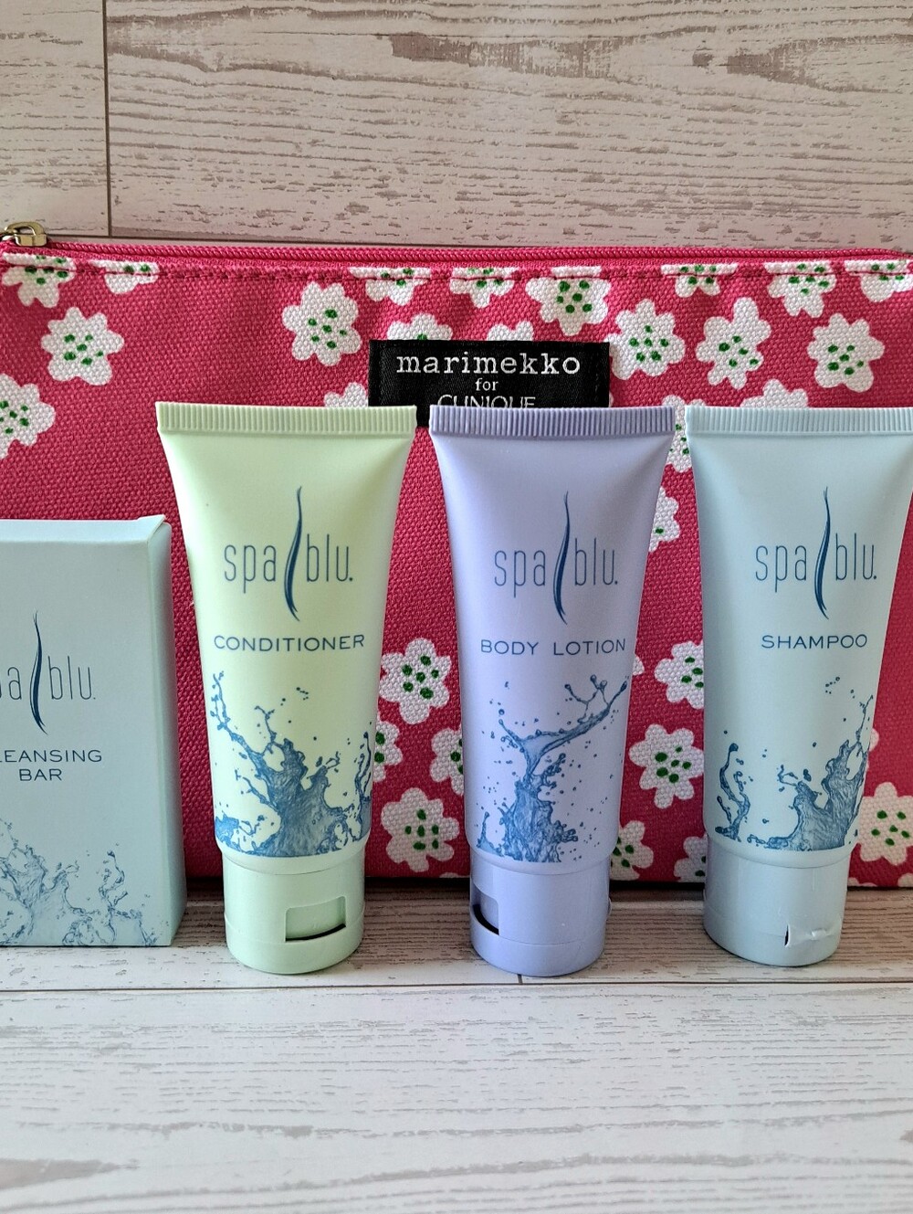Marimekko Zip Pouch with Spa Blu Toiletries